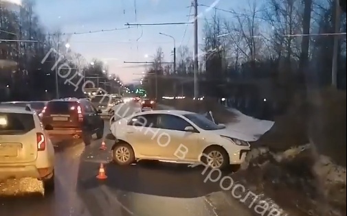 В массовом ДТП на Тутаевском шоссе в Ярославле пострадал подросток