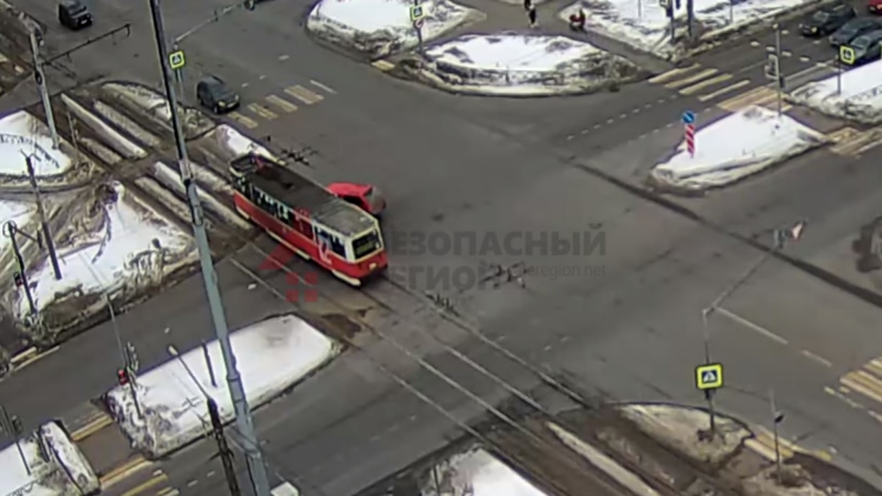 Появилось видео столкновения авто с трамваем в Ярославле