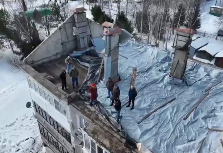 В селе Андроники Ярославской области разберут провалившуюся от снега крышу