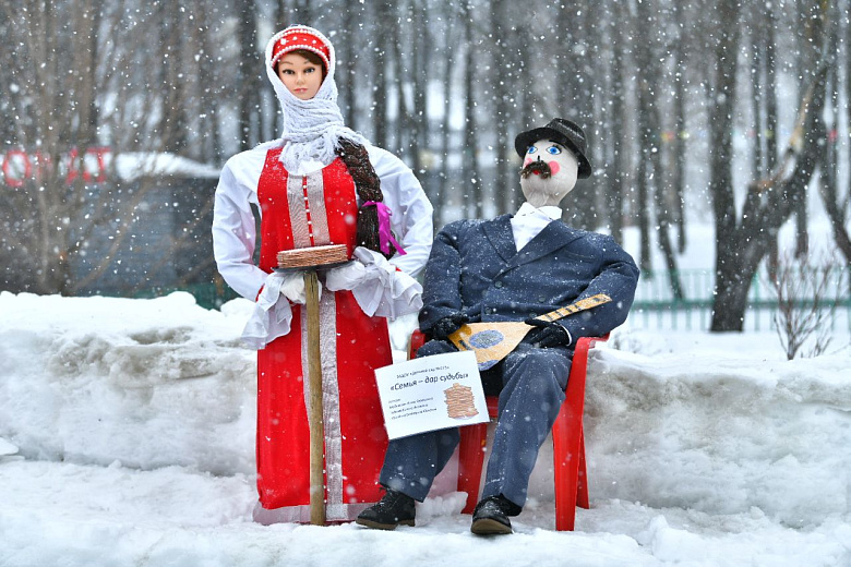В центре Ярославля открылась выставка масленичных кукол