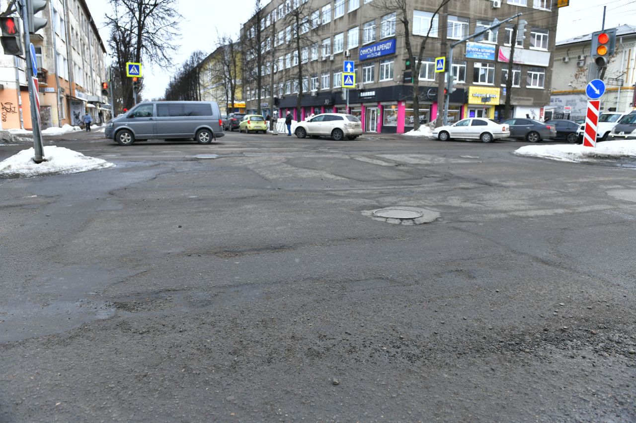 Власти Ярославля рассказали, когда возобновится ремонт центральных улиц