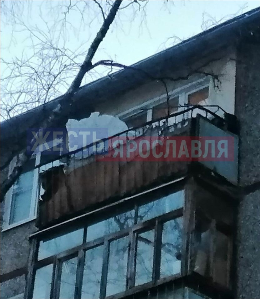 В Ярославле глыба льда рухнула на балкон пятиэтажки
