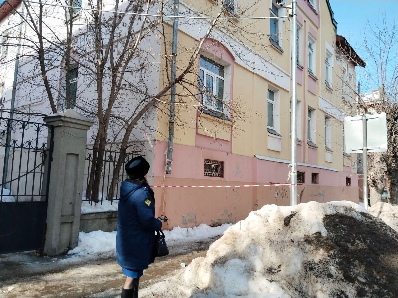 Жительница Рыбинска пострадала в результате падения снега с крыши