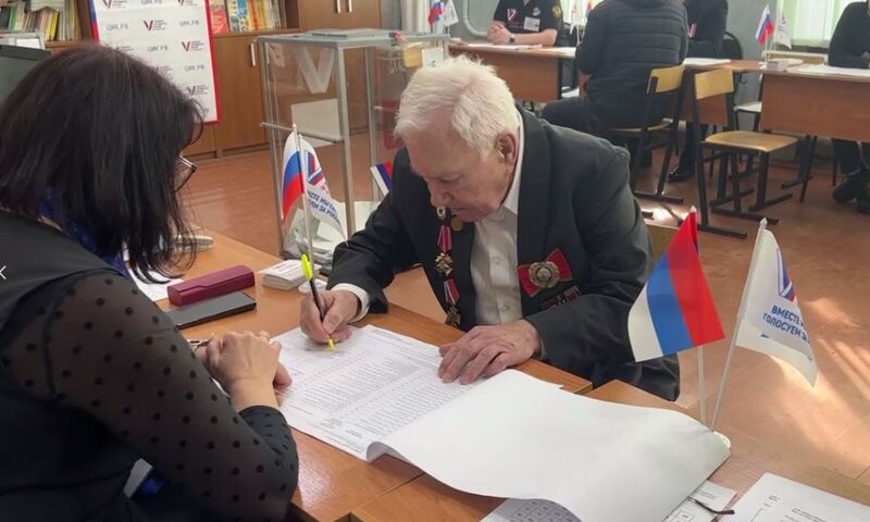 101-летний ветеран пришел на избирательный участок для голосования в Ярославле