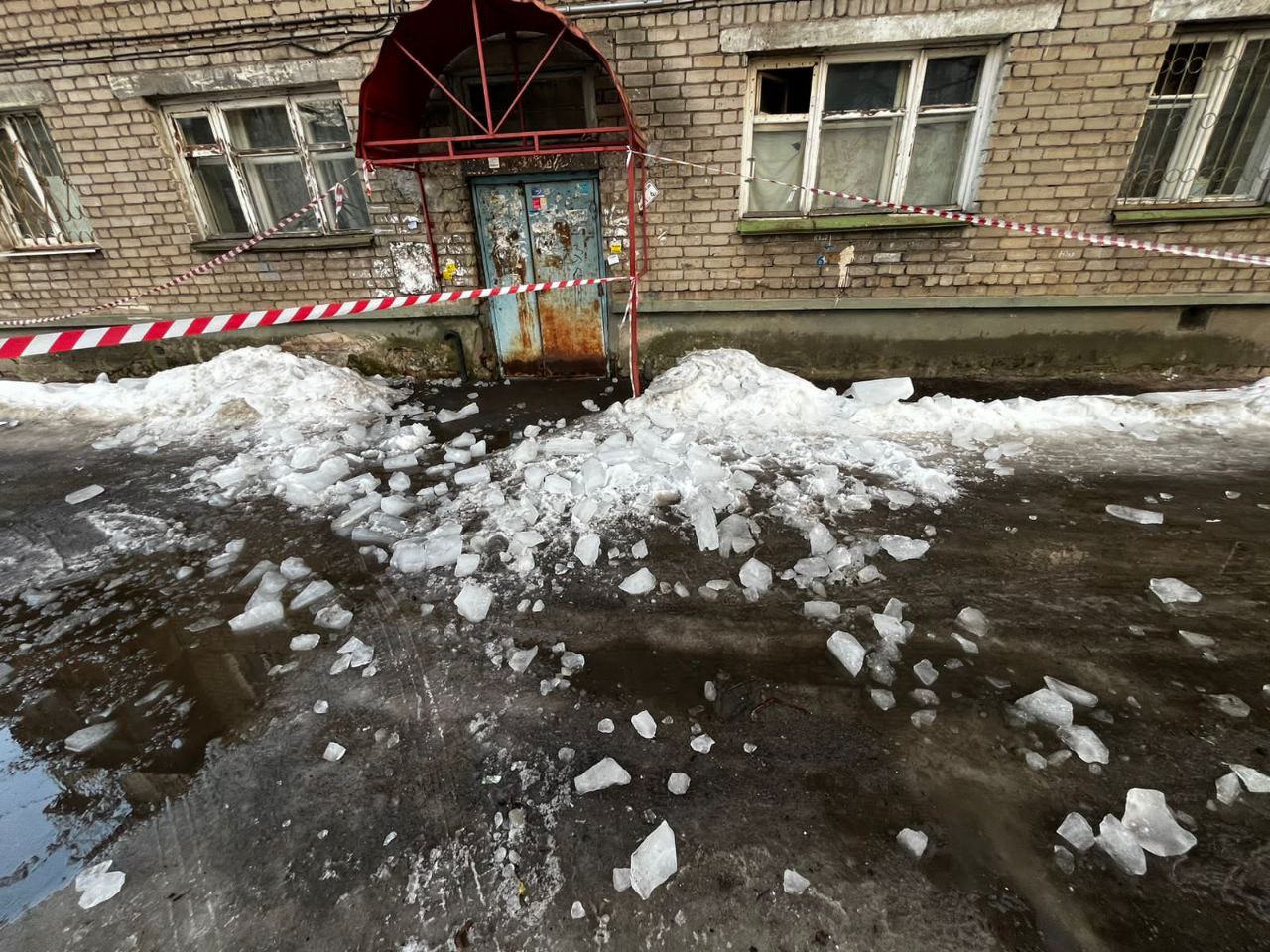 В Ярославле глыба льда сошла с крыши на семью с годовалым ребенком