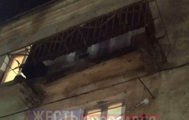 На Пятерке в Ярославле обрушился балкон жилого дома