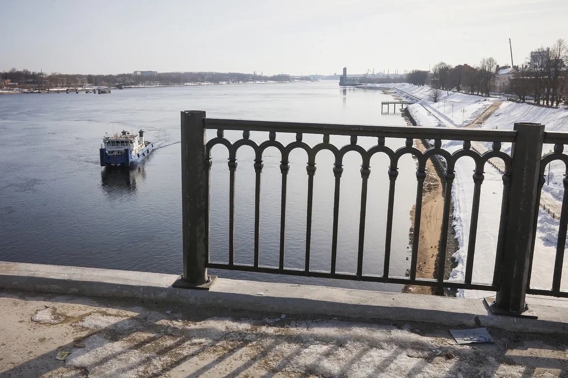 В Рыбинске устанавливают новое ограждение на мосту через Волгу