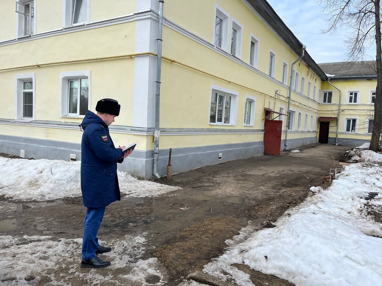 В Рыбинске упавшая с крыши дома снежная глыба рассекла курсанту голову