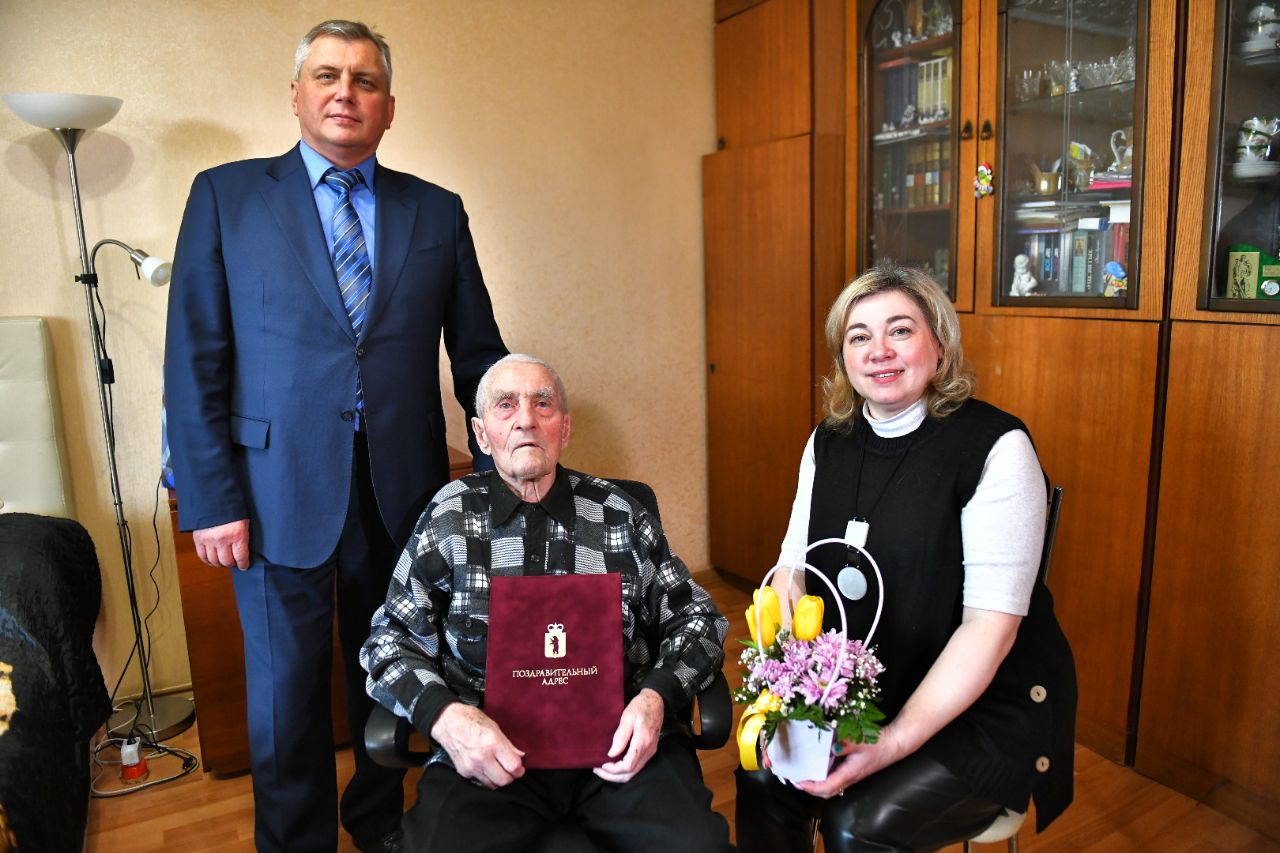 Ярославского ветерана ВОВ поздравили со столетним юбилеем