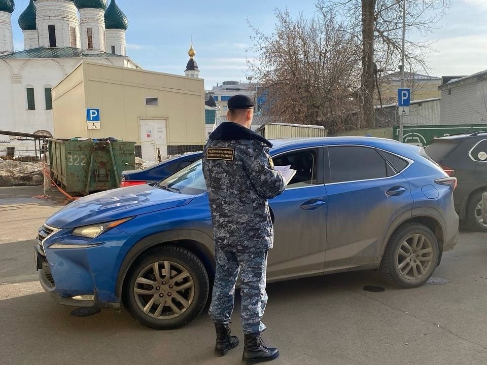 У владелицы ярославского отеля арестовали «Лексус» на парковке ТЦ «Аура»