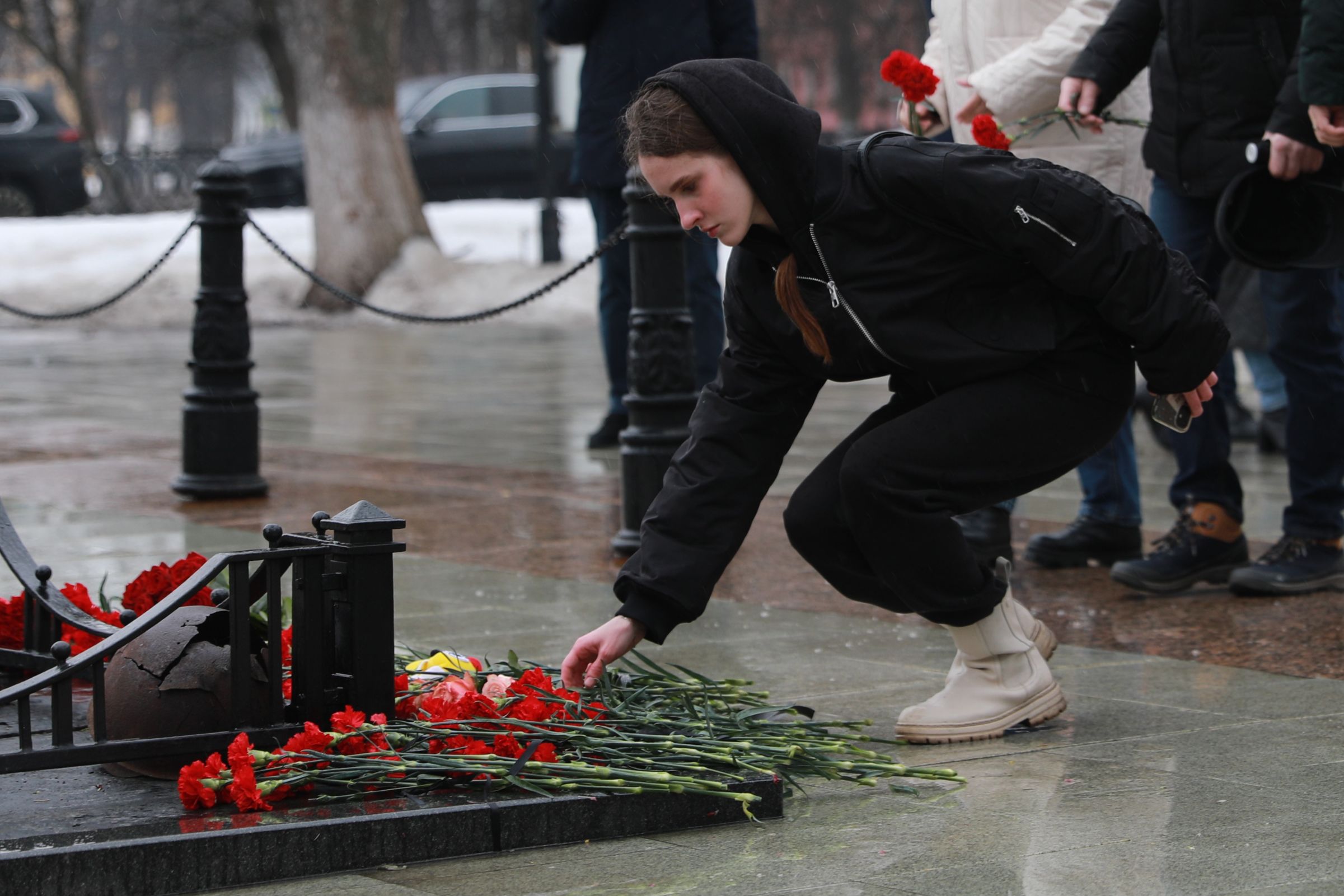 Ярославцы возлагают цветы и игрушки к Вечному огню в память о погибших в Подмосковье