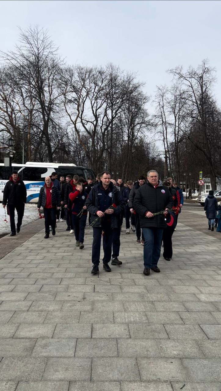 В День общенационального траура волейболисты «Ярославича» и «Камы» возложили цветы