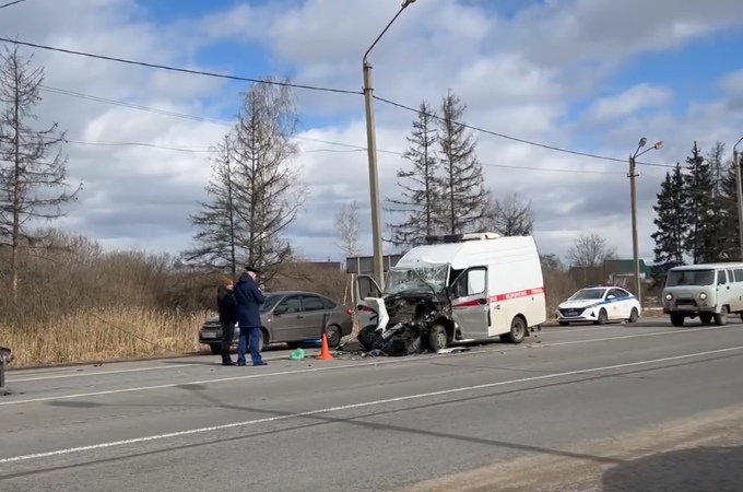 Под Ярославлем угонщик скорой протаранил грузовик: трое пострадавших