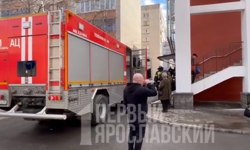 Более десятка пожарных машин окружили ТЦ в центре Ярославля
