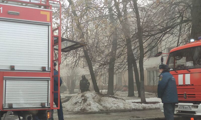 Дым окутал соседние кварталы: в центре Ярославля горит аварийный дом