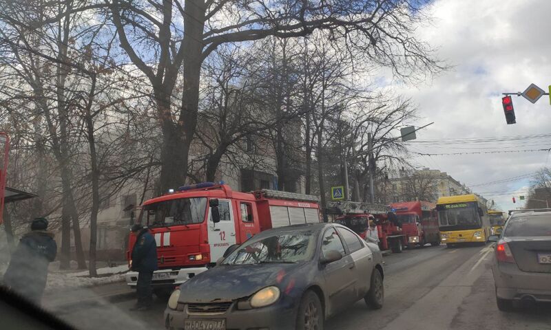 Дым окутал соседние кварталы: в центре Ярославля горит аварийный дом