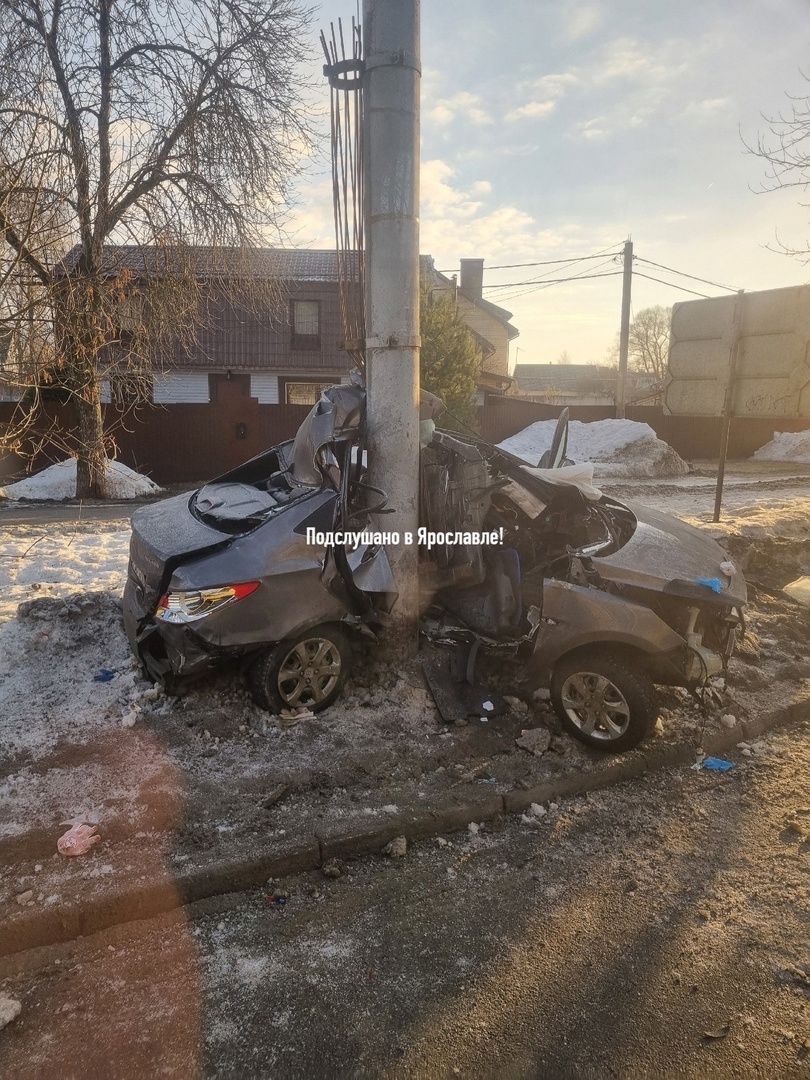 В Ярославле иномарку намотало на столб: погиб водитель
