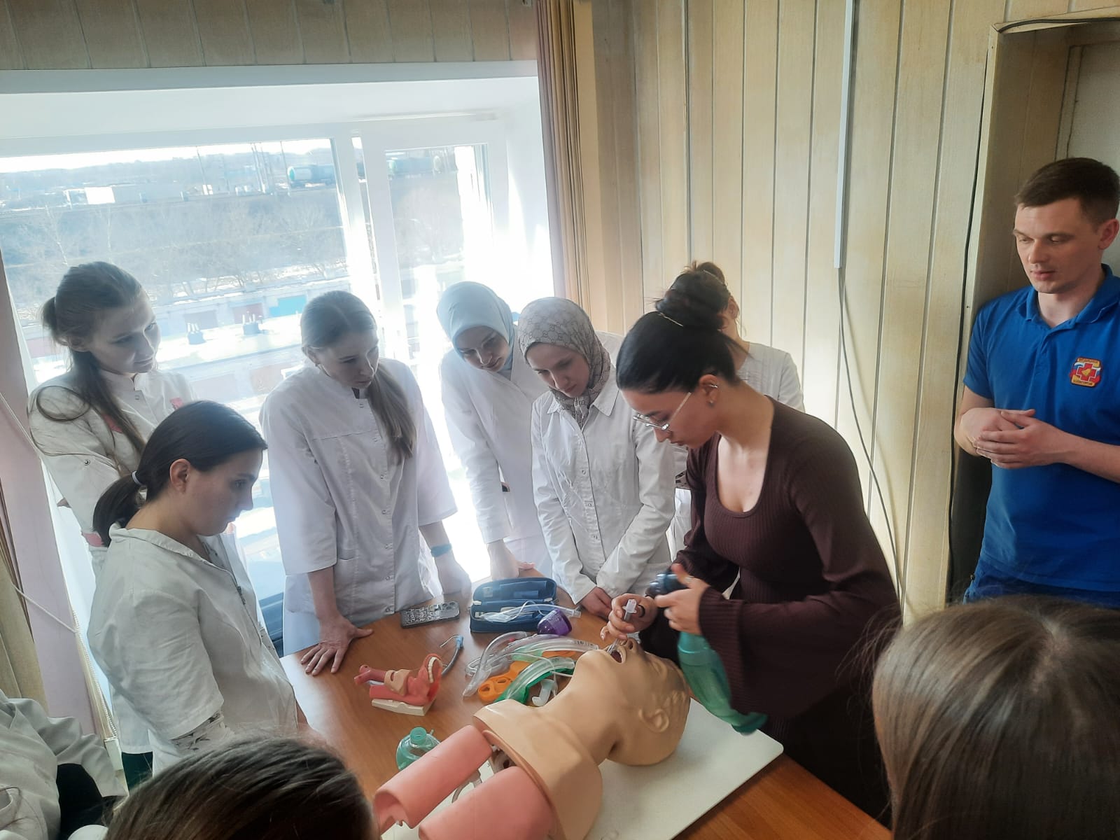 Более 200 студентов-медиков посетили ярославскую станцию скорой помощи в день открытых дверей