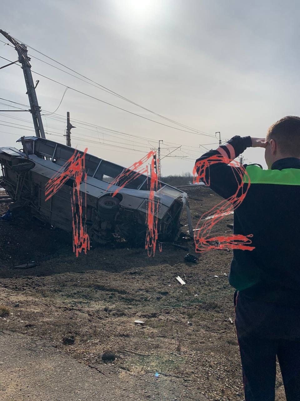 В Ярославской области поезд сбил автобус: погибли семь человек