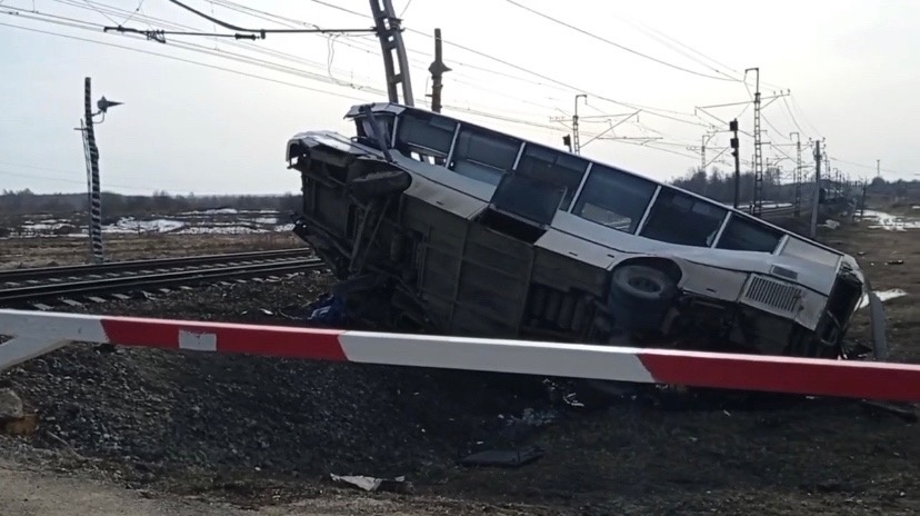 Стала известна причина столкновения поезда с автобусом в Ярославской области