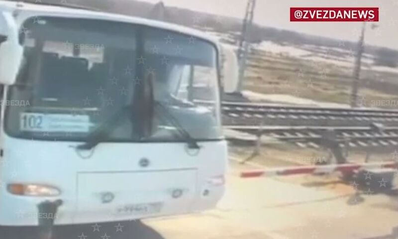 В сети появилось видео момента перед столкновением поезда с автобусом в Ярославской области