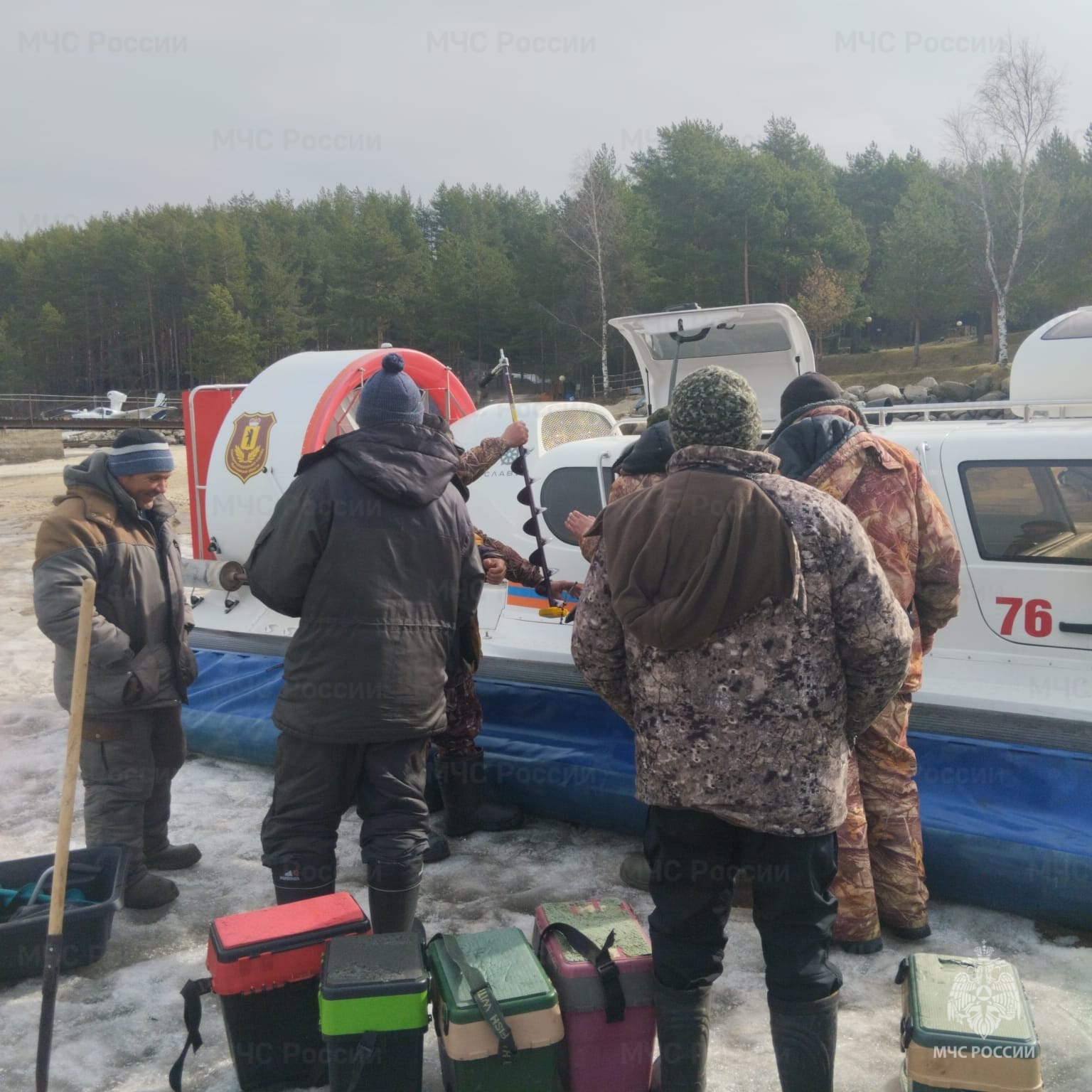 На Рыбинском водохранилище восемь рыбаков оказались в километре от берега  на льдине- Яррег - новости Ярославской области