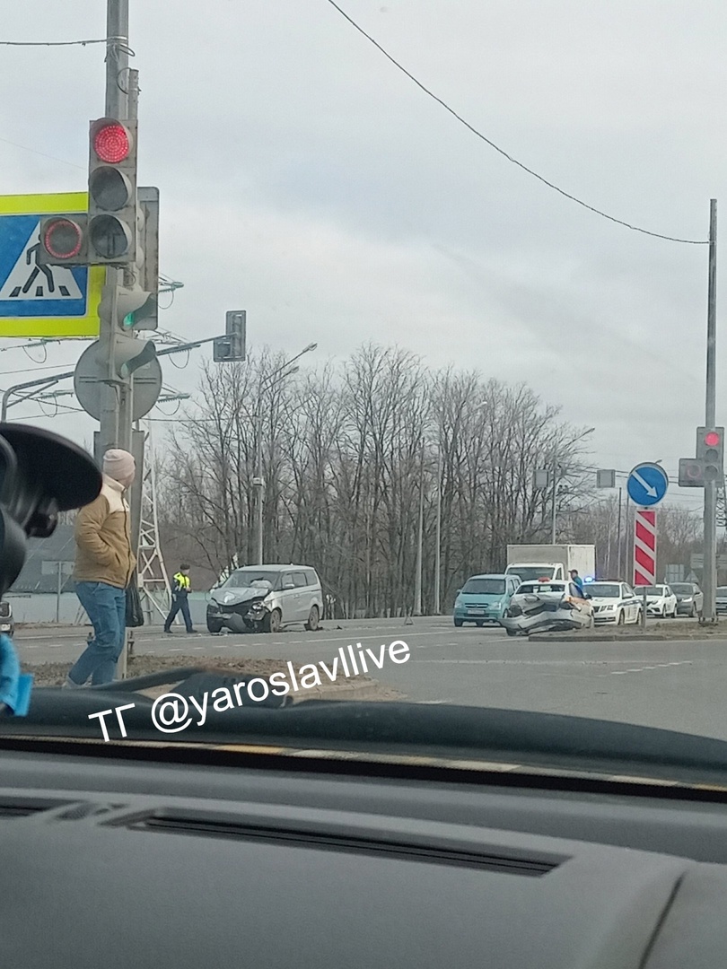 На Московском проспекте в Ярославле столкнулись машина такси и минивэн