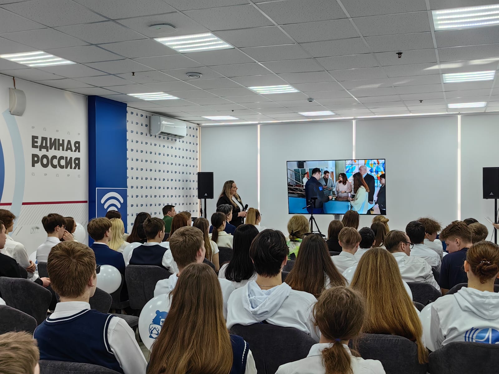 Школьники Ярославля и Симферополя приняли участие в телемосте, посвященном Дню космонавтики