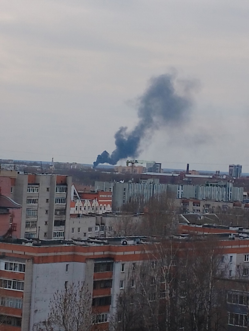 Столб дыма поднялся над Ярославлем: спасатели рассказали, что горит