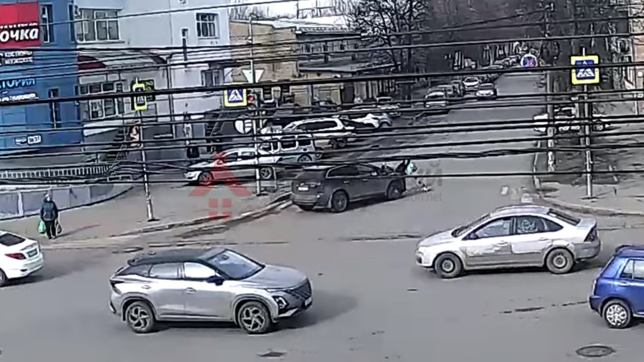 В сети появилось видео, как иномарка сбила женщину на переходе в Ярославле