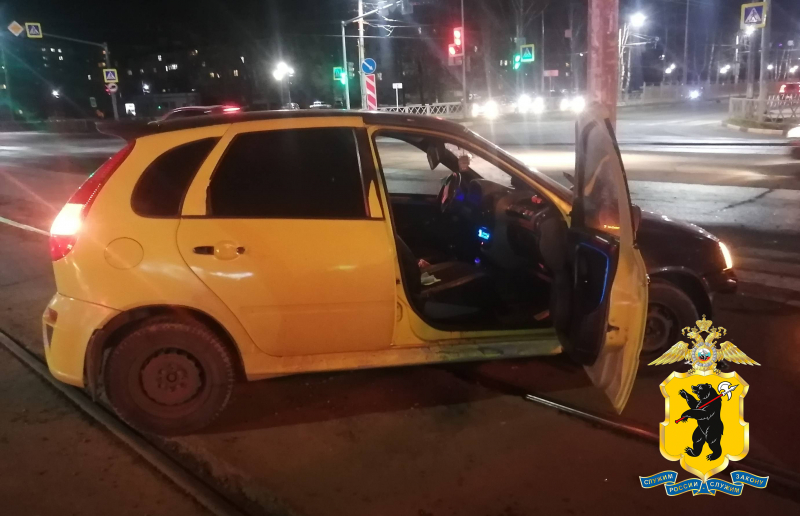 В Ярославле 20-летний парень попал в ДТП на угнанном автомобиле