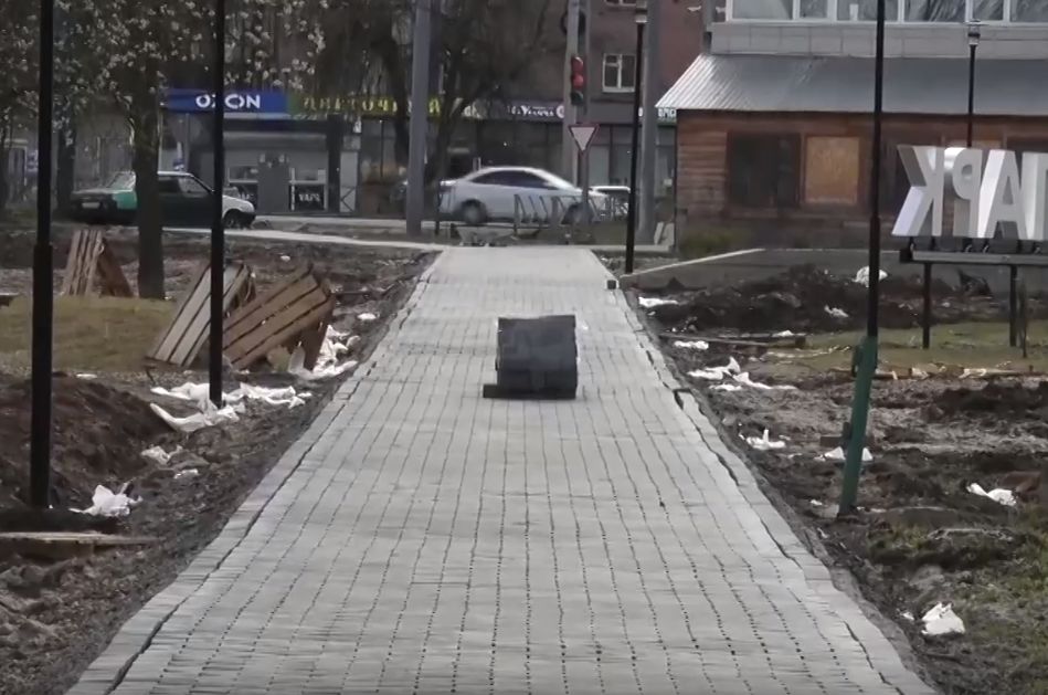 Подрядчик переложит плитку на тротуарах в Павловской роще в Ярославле