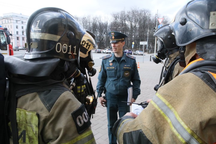 Сирены у Волковского театра в Ярославле: пожарные спасали людей во время «задымления»