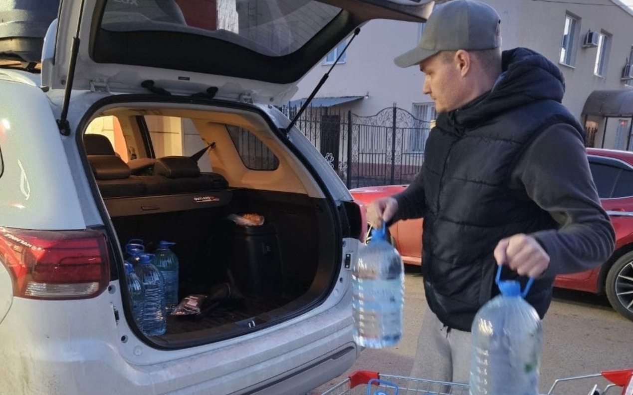 Ярославский сотрудник МЧС доставил более 100 литров питьевой воды жителям Орска