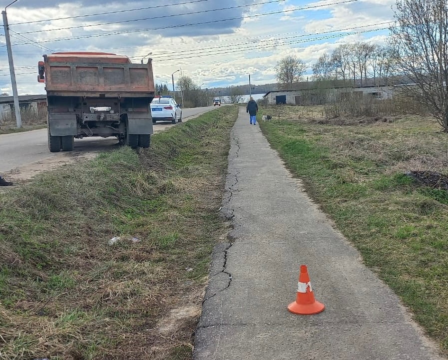 В Ярославской области КамАЗ сбил на тротуаре двух пенсионеров