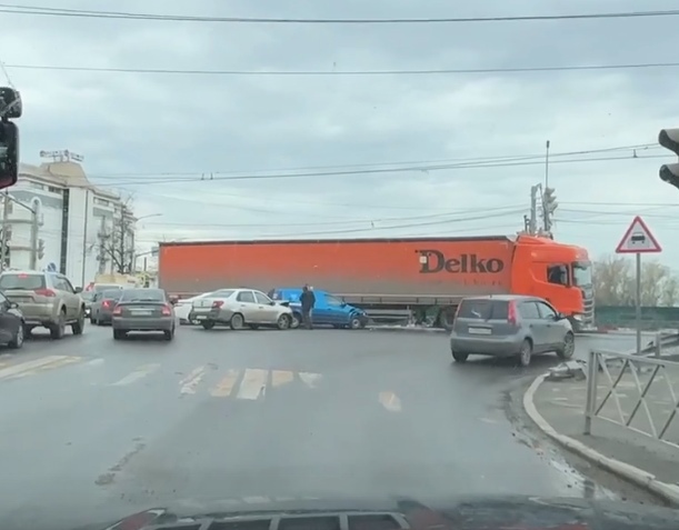 В сети появилось видео ДТП, которое парализовало Московский проспект в Ярославле