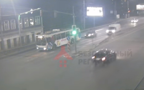 В сети появилось видео ДТП с троллейбусом на Московском проспекте в Ярославле