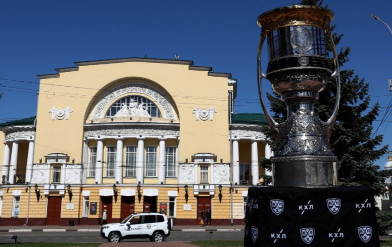 Кубок Гагарина побывал у достопримечательностей в центре Ярославля