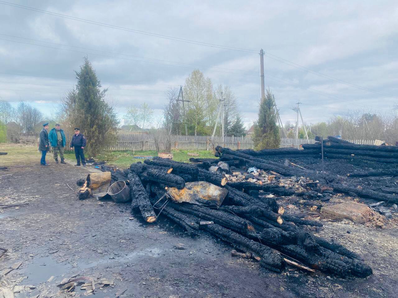При пожаре в доме под Переславлем заживо сгорели женщина с пятилетним ребенком