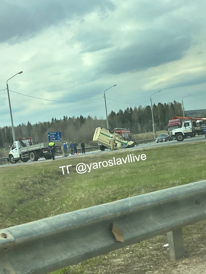 На трассе в Ярославской области перевернулась инкассаторская машина