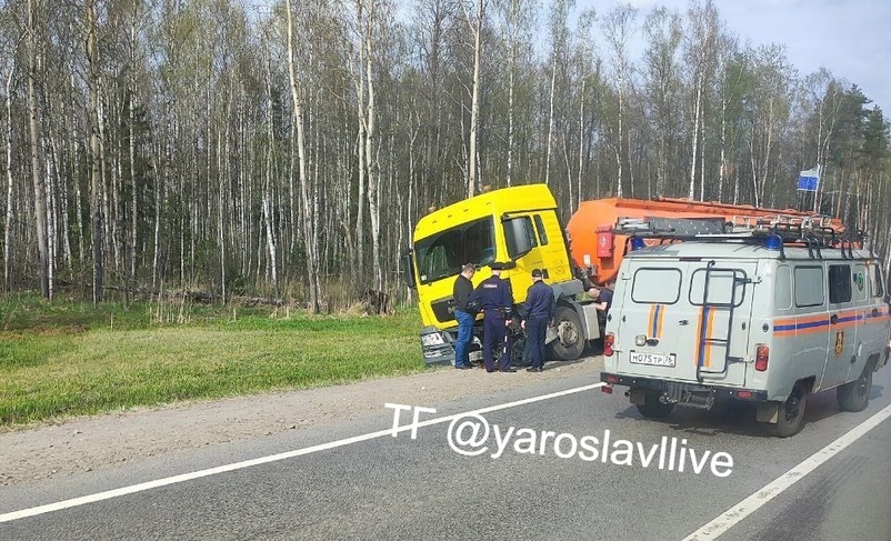 В результате ДТП с двумя грузовиками под Ярославлем погибли два человека