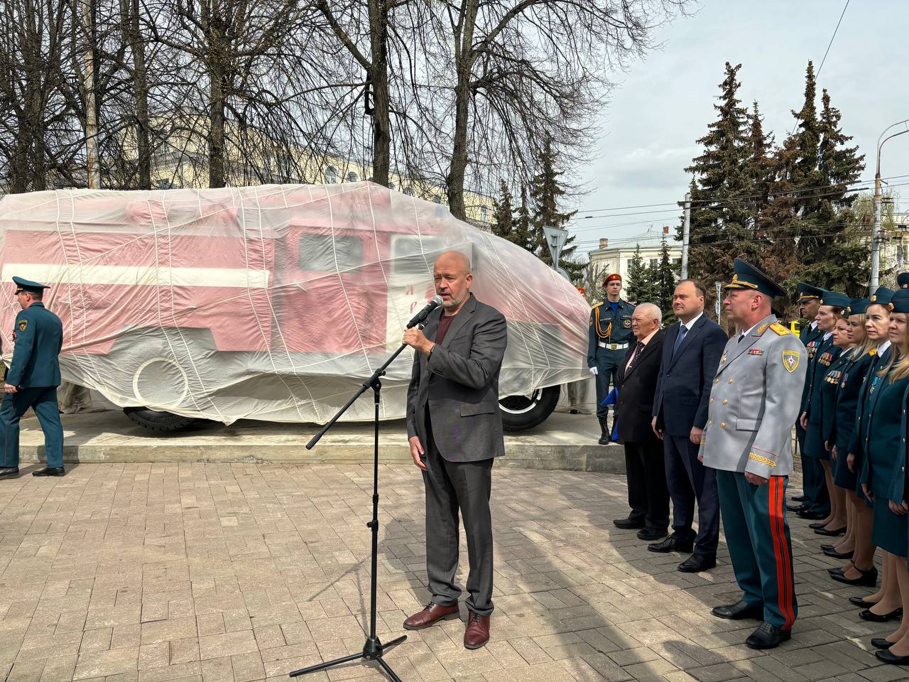 В центре Ярославля открыли памятник пожарной автоцистерне