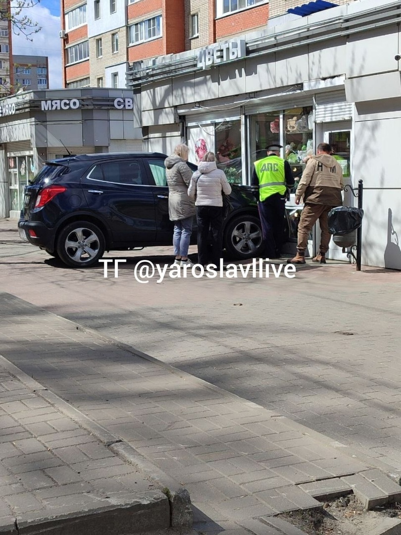 В Ярославле водитель иномарки врезался в цветочный ларек