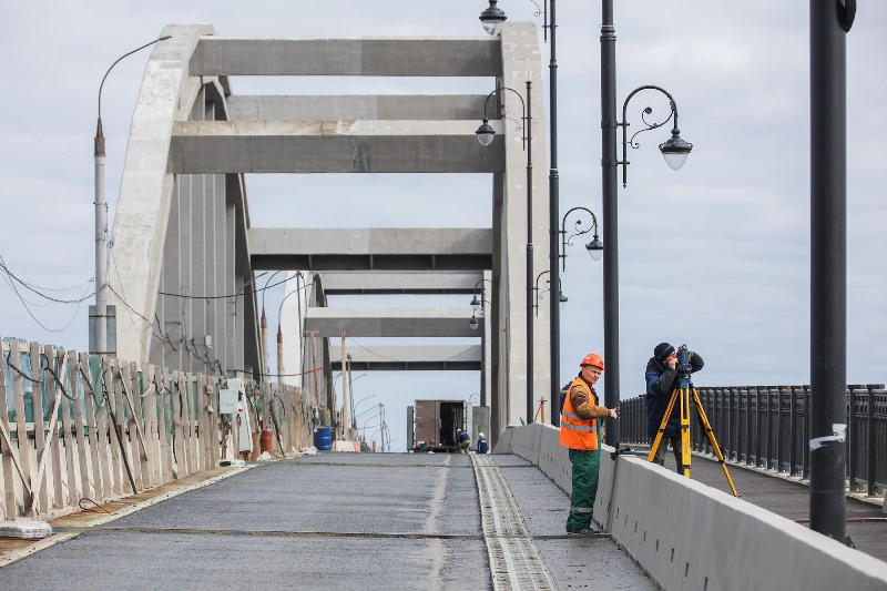 На Волжском мосту в Рыбинске укладывают специальный асфальт