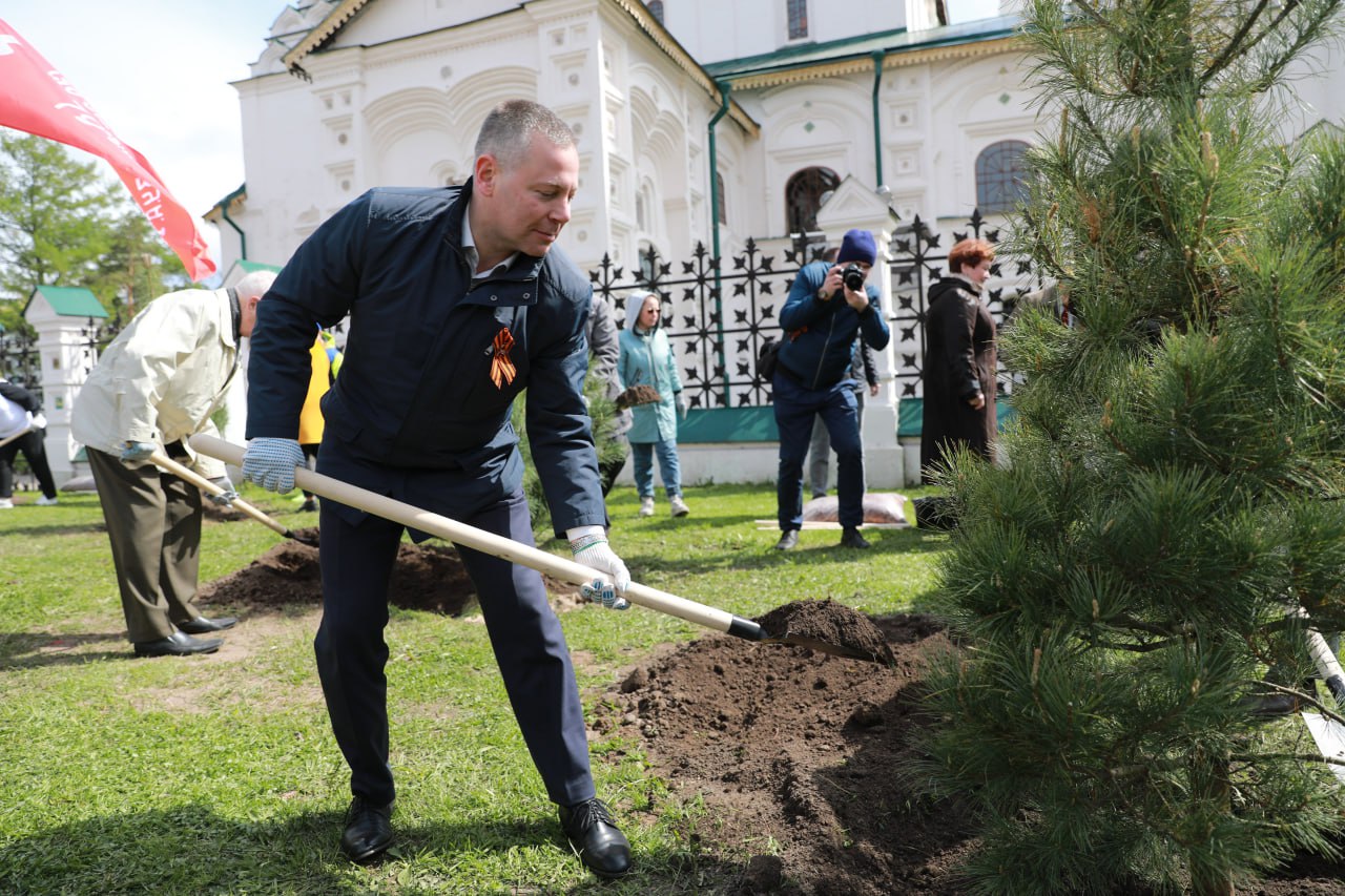 Михаил Евраев вместе с ветеранами принял участие в акции «Сад памяти» в Ярославле