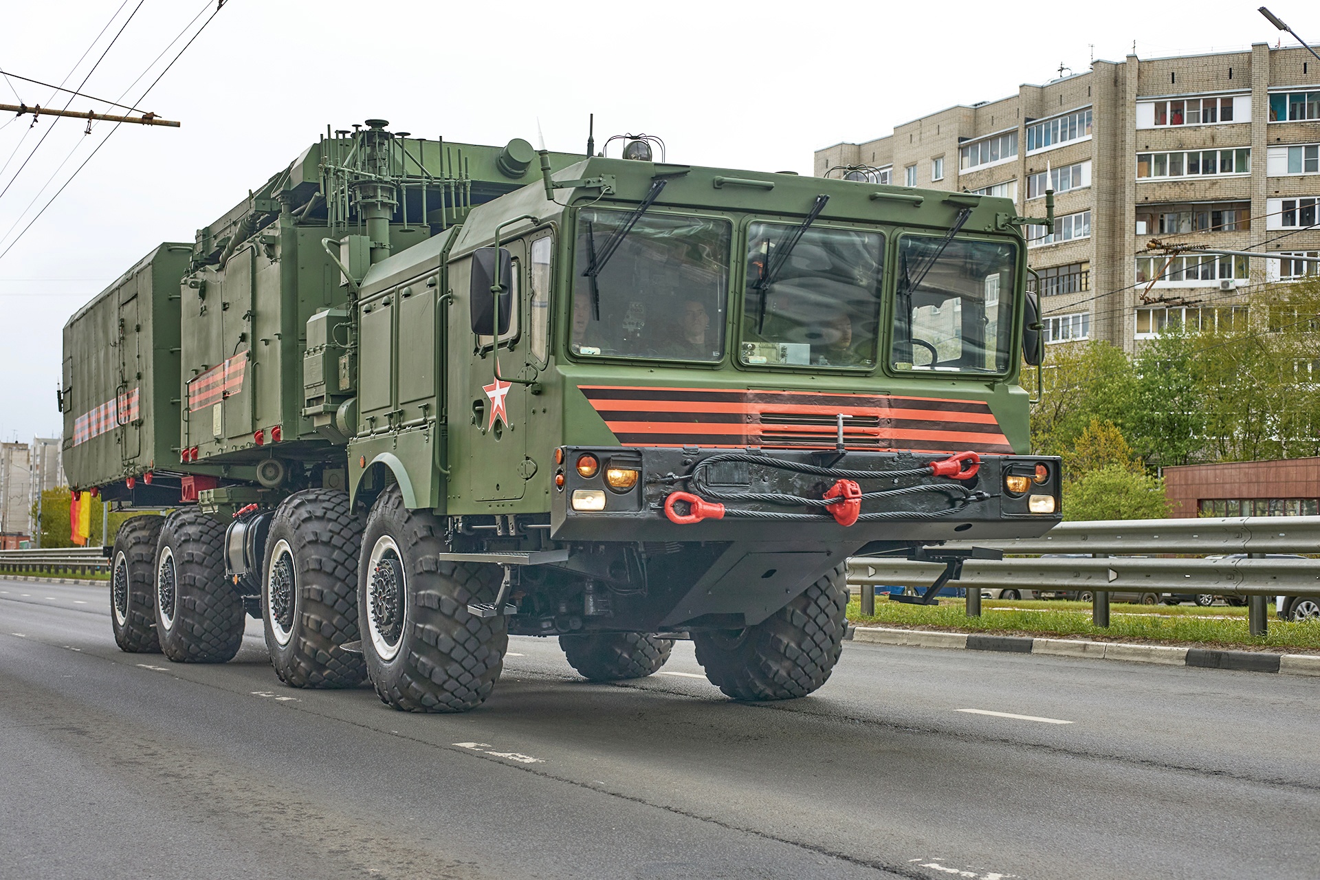 По Ярославлю проходит парад военной техники | 09.05.2024 | Ярославль -  БезФормата