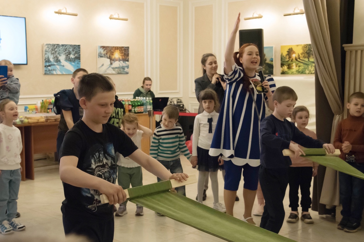 Более 400 семей с детьми из разных районов посетили спектакль Ярославского ТЮЗа