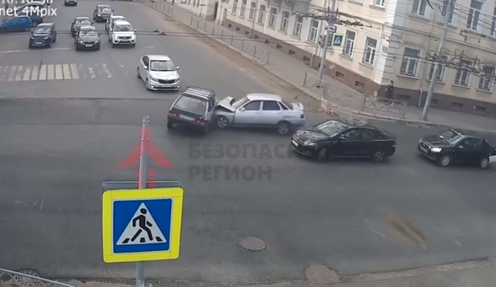В сети появилось видео столкновения двух ВАЗов у здания полиции в Ярославле