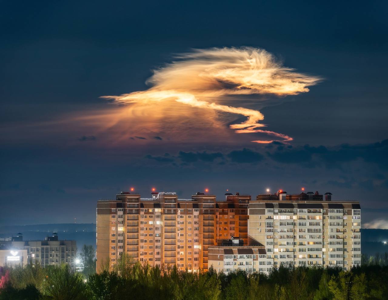 Ярославцы поделились фото «медузы» в небе над регионом