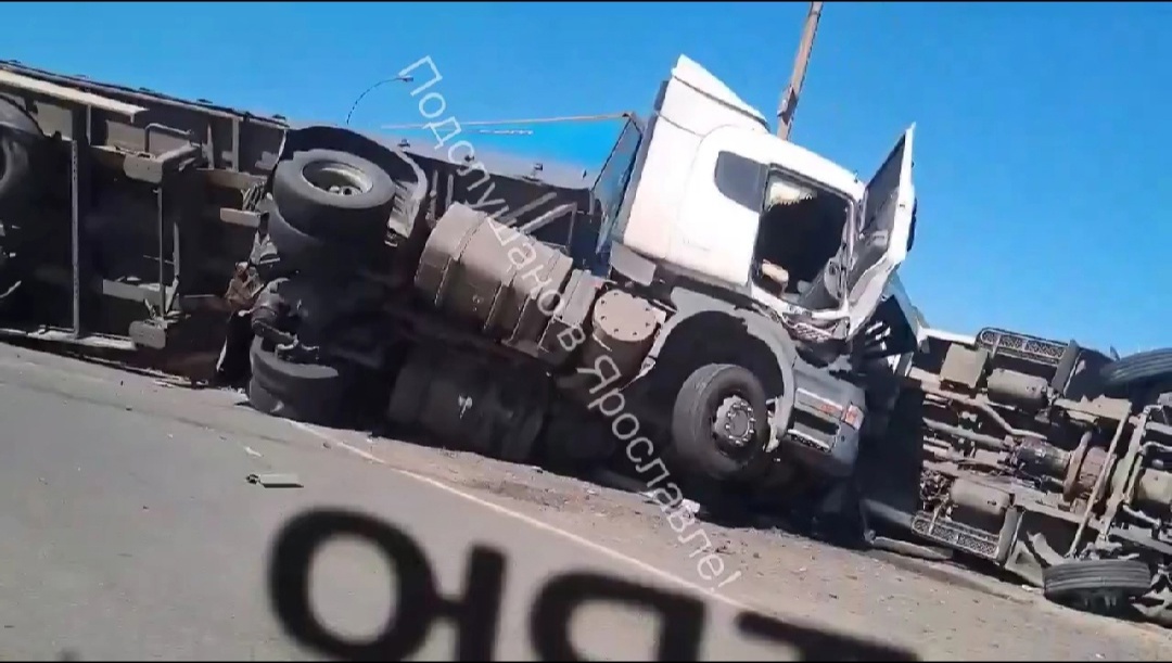 В Ярославской области столкнулись и перевернулись два грузовика